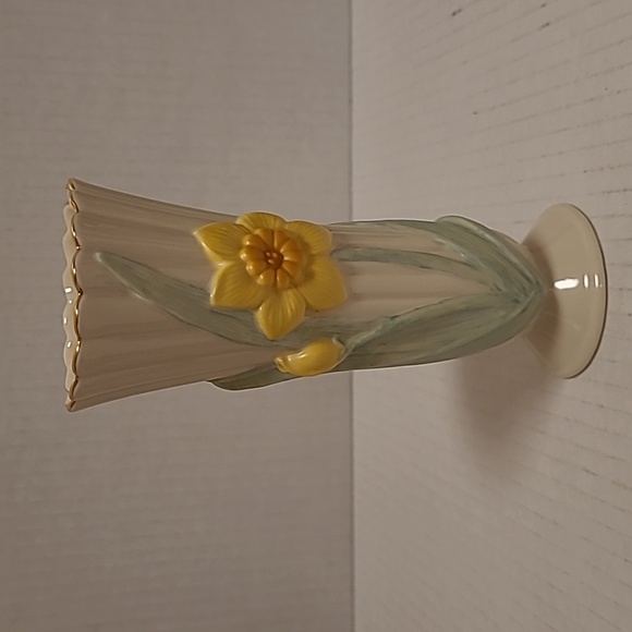 Lenox Daffodils in Bloom Bud Vase with Gold Trim - Picture 16 of 16